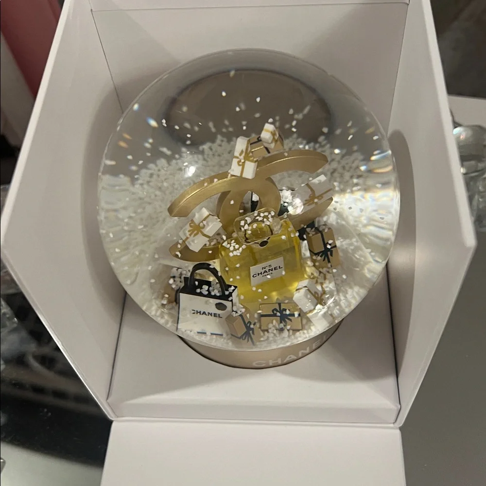 CHANEL Snow Globe with Gold and Black Details - Picture 4 of 5